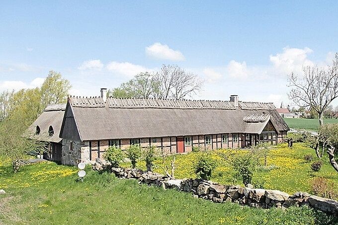 Gården är fyrlängad korsvirkeshus med vasstak och har anor från 1742